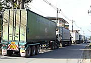 Trucks waiting in Chiang Khong for bordercrossing to Houayxay by Asienreisender